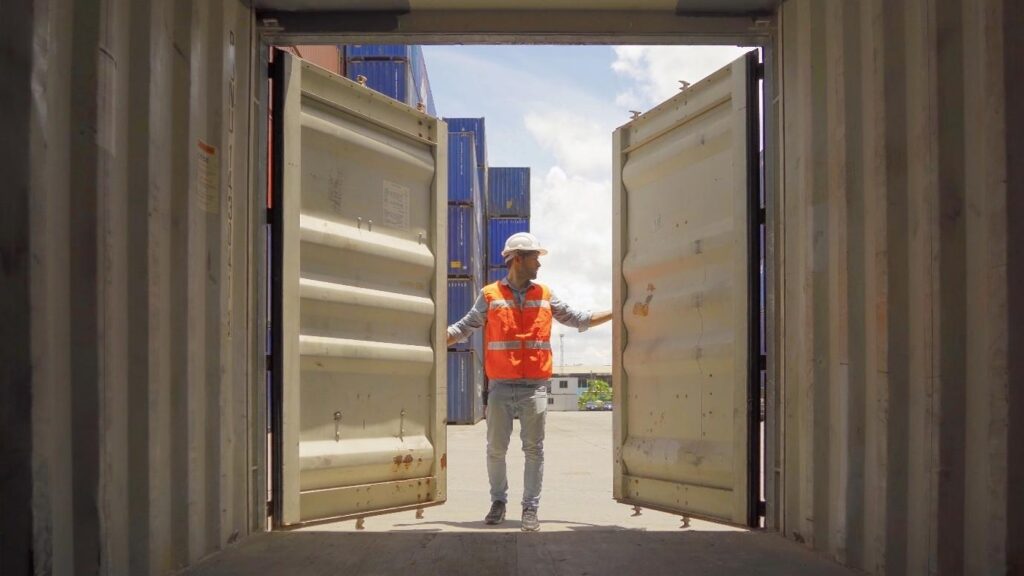 Freight Forwarder vs Shipping Company: What's the Difference?